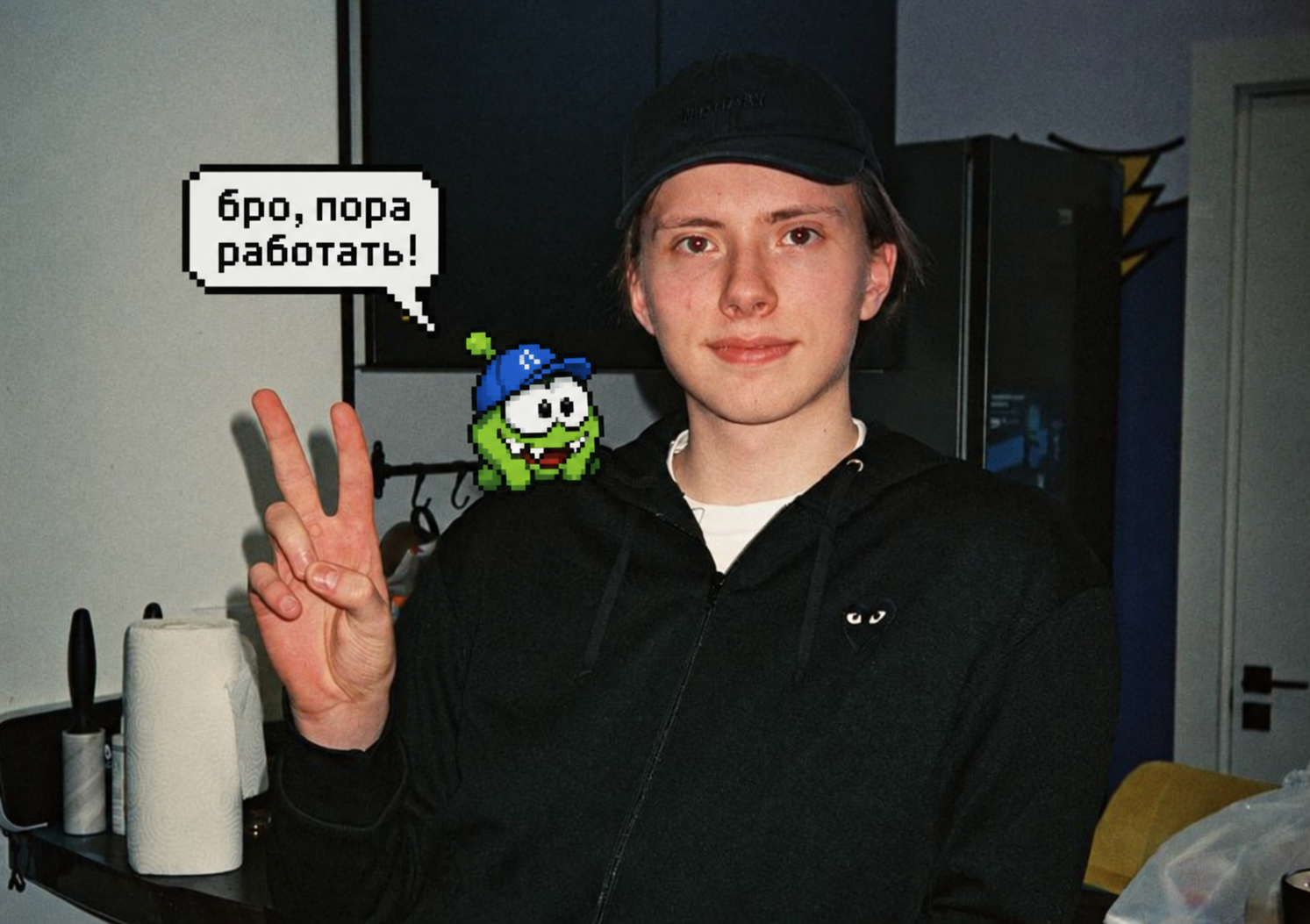 Куратор с пиксельным Ам Нямом на плече и надписью «бро, пора работать!»